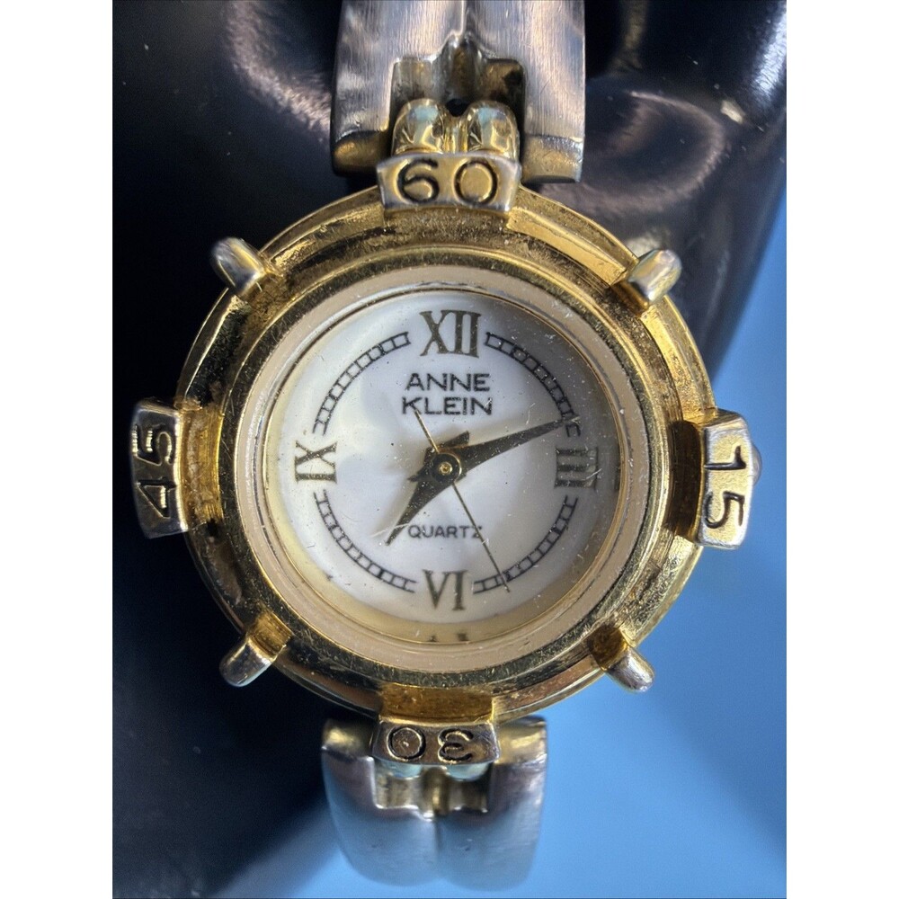 Anne Klein  Vintage Ladies Watch New battery bangle band, Runs Great